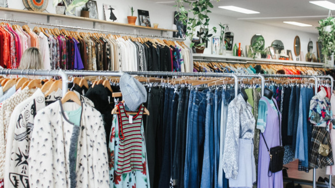 Pajangan di toko pakaian Thrifting siap jual di Yogya