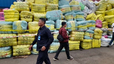 Menteri Perdagangan Zulkifli Hasan memusnahkan barang bukti baju bekas impor ile