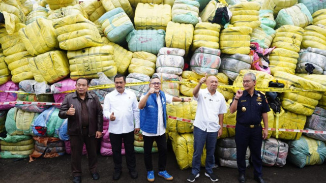 Mendag Zulhas bakar ribuan bal baju bekas impor ilegal