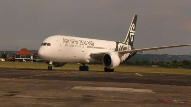 Penerbangan perdana maskapai Air New Zealand rute Auckland - Denpasar - Auckland., Pesawat Singapore Airlines, Singapore Airlines., Singapore Airlines Boeing 777, Qantas Airlines, Pesawat Airbus A380 milik Qantas, Qatar Airways Boeing 787 Dreamliner, Pesawat penumpang terbesar Airbus A380-800 milik maskapai Emirates, Ilustrasi pesawat milik maskapai Qatar Airways., Maskapai China Eastern Airlines, Penerbangan perdana maskapai Air New Zealand rute Auckland - Denpasar - Auckland.