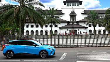 VIVA Otomotif: Test drive mobil listrik MG4 EV di Bandung, Jawa Barat, Baterai UABS produksi Indonesia untuk mobil listrik MG, Energi yang Dibutuhkan Makin Besar di Kecepatan Tinggi, Seberapa Besar Penurunan Jarak Tempuh?, Faktor Kecepatan vs Suhu Eksternal, Rekomendasi Praktis untuk Memaksimalkan Jarak Tempuh, Ilustrasi SPKLU mobil listrik