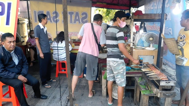 Pembeli antre di Warung Sate Sapi Karangsaru Semarang