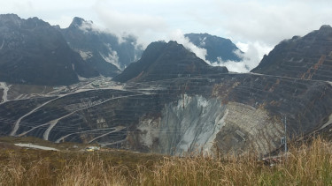 Tambang terbuka Grasberg yang sudah digali PT Freeport Indonesia. Kini operasional Freeport fokus ke tambang bawah tanah.
