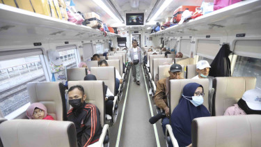 Pemudik Kereta Api Pasar Senen