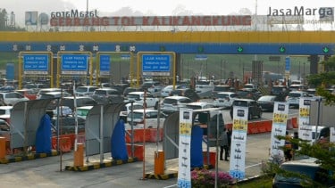 Kepadatan arus kendaraan pemudik di GT Kalikangkung, Jawa Tengah, Kamis 20/4