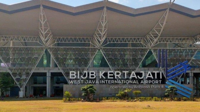 Bandara Kertajati, 1. Hasan Nasbi Minta Purbaya Berhenti Kritik Pejabat Lain: Kalau Mau di Ruang Tertutup, 2. 5 Bandara yang Diresmikan di Era Jokowi Kini Sepi dan Terbengkalai, Ada yang Baru 1 Tahun!, 3. Viral Momen Purbaya Salfok Bandingkan Ponsel Miliknya dengan Anak Buah: Layarnya Gede Nih, 4. Sehari Sebelum Insiden Jatuh, Timothy Anugerah Ternyata Sempat Cerita Skripsinya ke Sang Ibu, 5. Viral! Gali Emas di Tanah Sendiri, Dua Warga Malah Terancam 5 Tahun Penjara dan Denda Rp100 Miliar