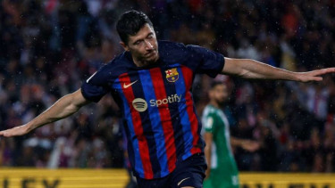 Striker Barcelona Robert Lewandowski, 1. Robert Lewandowski Batal ke MU, Fokus Bertahan di Barcelona, 2. INEOS Bantu MU Tutup Kesepakatan Transfer Javi Guerra, 3. Karl Etta Eyong, Striker Incaran MU yang Justru Pilih Chelsea, 4. Target Masa Depan: MU dan Arsenal Bersaing Dapatkan Kennet Eichhorn, 5. Fokus Jangka Pendek dan Panjang Amorim di Manchester United