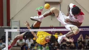 Ilustrasi: Pesepak takraw Indonesia Saiful Rizal (kanan) berusaha menahan rejaman (smash).