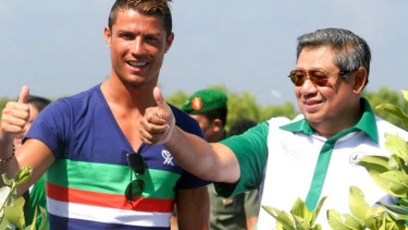 Cristiano Ronaldo menanam mangrove bersama SBY, presiden SBY tanam mangrove bersama cristiano ronaldo , Anak-anak David Beckham di Bandara Ngurai Rai Bali, David De Gea di bandara internasional I Gusti Ngurah Rai, Khedira tengah berlibur bersama kekasihnya., Pemain Manchester United, Chris Smalling, di Rumah Sakit Bali, Zlatan Ibrahimovic liburan di Bali