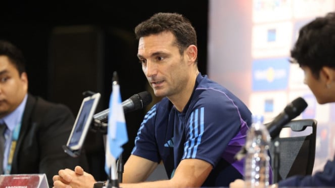 Pelatih Timnas Argentina, Lionel Scaloni, 10. Ronald Koeman (Belanda), 9. Marcelo Bielsa (Uruguay), 8. Lionel Scaloni (Argentina), 7. Didier Deschamps (Prancis), 6. Roberto Martinez (Portugal), 5. Fabio Cannavaro (Uzbekistan), 4. Julian Nagelsmann (Jerman), 3. Mauricio Pochettino (Amerika Serikat), 2. Thomas Tuchel (Inggris), 1. Carlo Ancelotti (Brasil)