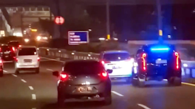 VIVA Otomotif: Mobil pakai strobo di jalan tol