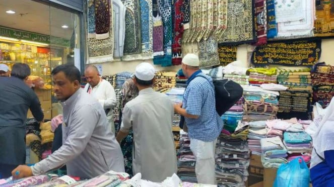 Pasar Murah Kakiyah di Mekah Arab Saudi., Jemaah haji dari berbagai negara usai Salat Isya di Masjidil Haram, Makkah, Ilustrasi suasana jemaah haji di Arab Saudi (dok: BP Haji), Wakil Kepala BP Haji Dahnil Anjar Simanjutak dan Para Jemaah Haji Lansia, Jemaah haji Aceh sedang mendengarkan ceramah di Tanah Suci, Jabal Uhud, Pasar Murah Kakiyah di Mekah Arab Saudi., Jemaah haji Indonesia jelang kepulangan ke Tanah Air., Calon jemaah haji Indonesia membaur dengan jemaah lain di Masjid Nabawi, Madinah