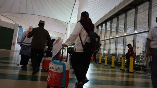 Jemaah haji Indonesia jelang kepulangan ke Tanah Air., Jemaah haji dari berbagai negara usai Salat Isya di Masjidil Haram, Makkah, Ilustrasi suasana jemaah haji di Arab Saudi (dok: BP Haji), Wakil Kepala BP Haji Dahnil Anjar Simanjutak dan Para Jemaah Haji Lansia, Jemaah haji Aceh sedang mendengarkan ceramah di Tanah Suci, Jabal Uhud, Pasar Murah Kakiyah di Mekah Arab Saudi., Jemaah haji Indonesia jelang kepulangan ke Tanah Air., Calon jemaah haji Indonesia membaur dengan jemaah lain di Masjid Nabawi, Madinah