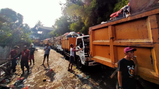 Truk antre ke Tempat Pembuangan Akhir (TPA) Cipayung, Depok