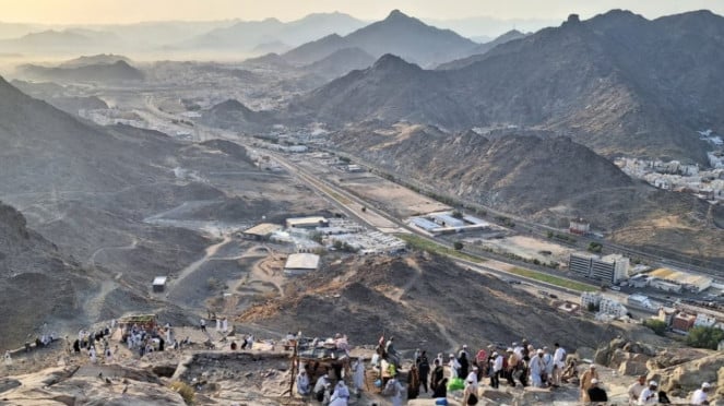 Pemandangan kota Mekkah dari Puncak Jabal Nur, Pemandangan kota Mekkah dari Puncak Jabal Nur, Ibadah haji di Mekkah, Check Point di jalan masuk Kota Mekah, Ilustrasi suasana di Kabah, Masjidil Haram, Arab Saudi., Pemandangan kota Mekkah dari Puncak Jabal Nur