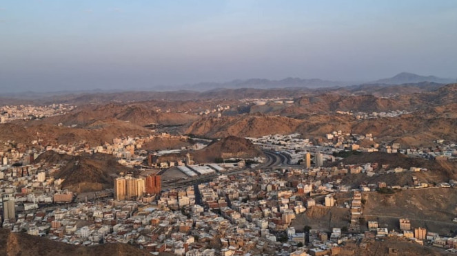 Pemandangan kota Mekkah dari Puncak Jabal Nur, Pemandangan kota Mekkah dari Puncak Jabal Nur, Ibadah haji di Mekkah, Check Point di jalan masuk Kota Mekah, Ilustrasi suasana di Kabah, Masjidil Haram, Arab Saudi., Pemandangan kota Mekkah dari Puncak Jabal Nur