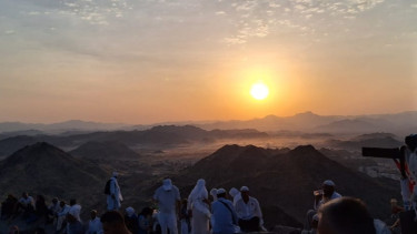 Matahari terbit di atas puncak Jabal Nur