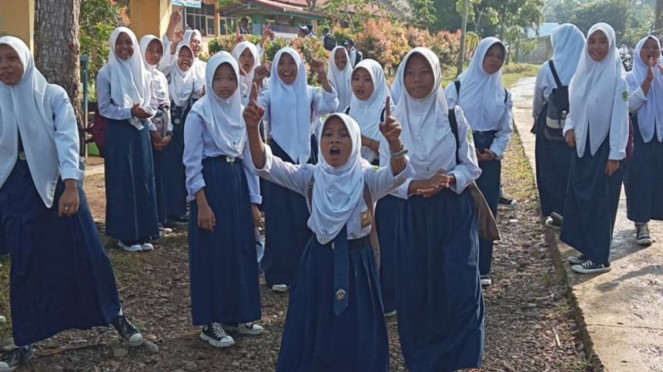 Siswa SMP Negeri 10 berunjuk rasa untuk menuntut penggantian kepala sekolah
