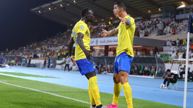 Cristiano Ronaldo dan Sadio Mane, 1. Riyad Mahrez, 2. Sadio Mane, 3. Kalidou Koulibaly, 4. Mohamed Salah, 5. Victor Osimhen, 6. Achraf Hakimi, 7. Edouard Mendy