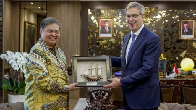 Menteri Koordinator Bidang Perekonomian Airlangga Hartarto menerima kunjungan Duta Besar Uni Eropa untuk Indonesia Vincent Piket di kantor Kemenko Perekonomian, Jakarta.