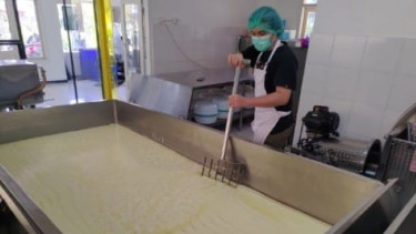 Proses pengolahan susu menjadi keju mozarella.
