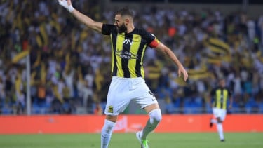 Striker Al Ittihad Karim Benzema rayakan gol