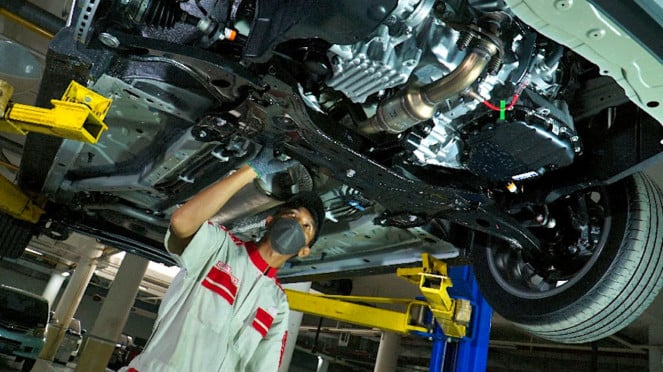 VIVA Otomotif: Ilustrasi periksa bagian bawah dan kaki-kaki mobil.