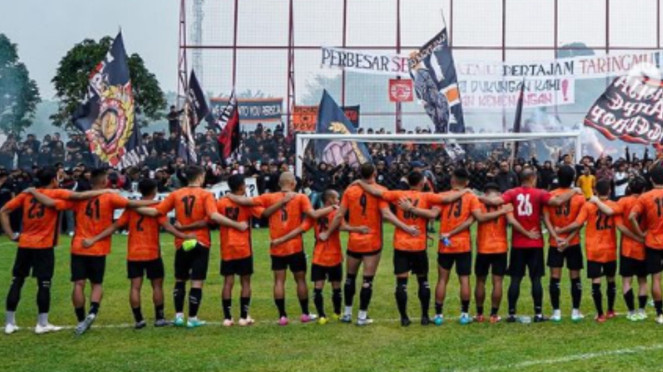 Jakmania Geruduk Tempat Latihan Jelang Lawan Persib, 1. 7 Pemain Naturalisasi yang Tak Pernah Dipanggil Timnas Indonesia, Ada Nama Besar, 2. Ngaku Jadi Korban Rasisme usai Lakukan Tendangan Kungfu, Fadly Alberto Disindir Pemain Dewa United: Lebay!, 3. Jakmania Kecewa, Persija Ditahan Ibang PSIM: Puasa Gelar Lagi Aje, 4. Firman Utina Semprot Pelatih Bhayangkara FC Gegara Ikutan Ribut di EPA U20: Ini Bukan Jaman Lo!