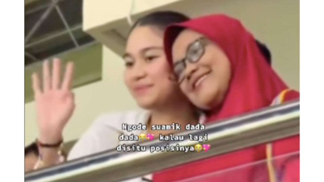 Momen Azizah Salsha dan mertuanya dukung Pratama Arhan di Stadion Manahan, Solo