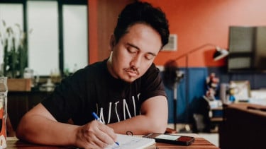 Denny Darko, 1. Giorgio Antonio Ikut Terdampak Akibat Kontroversi Sarwendah, 2. Giorgio Dinilai Perlu Lebih Tegas Membela Sarwendah, 3. Peluang Hubungan Diuji oleh Tekanan Reputasi dan Bisnis, 4. Denny Menilai Giorgio Berada di Persimpangan Cinta dan Karier, 5. Peluang Menikah Dinilai Belum Sepenuhnya Aman