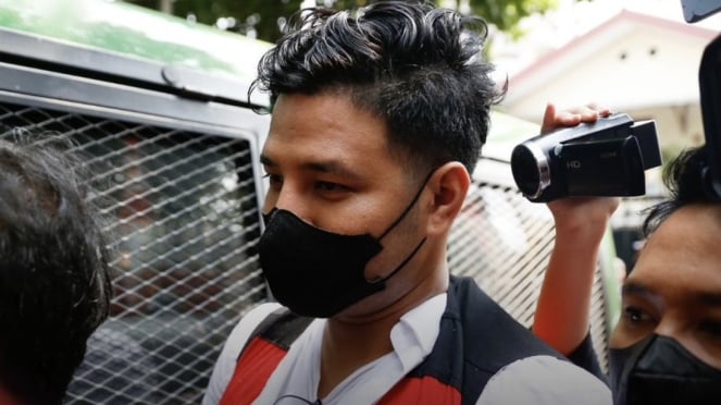 Artis sinetron, Ammar Zoni, ditangkap karena kasus narkoba.