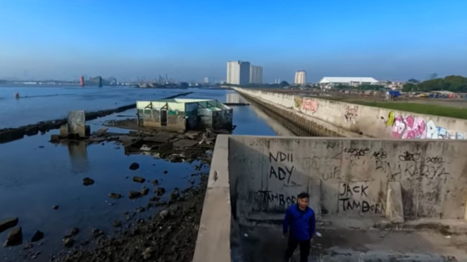 Tanggul air laut di Muara Baru, Penjaringan, Jakarta Utara