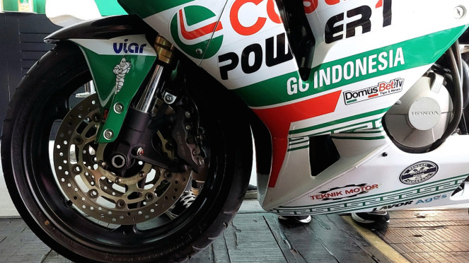 detail of Alex Rins motorcycle with Batik patterned in MotoGP 2023