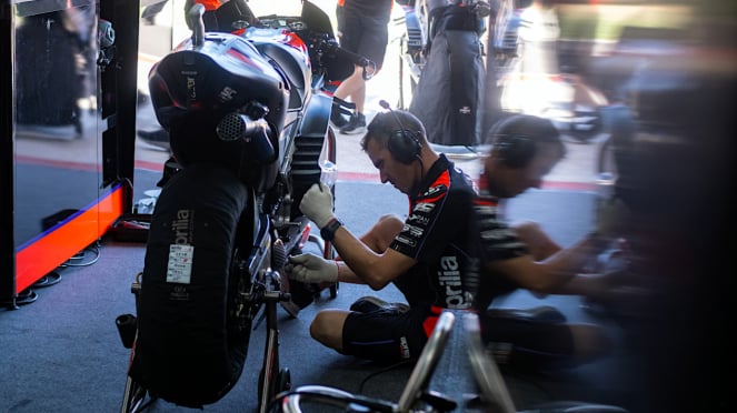 VIVA Otomotif: Kru tim Aprilia Racing menyetel motor di MotoGP Mandalika