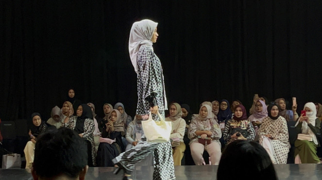 Koleksi Ivan Gunawan di catwalk JMFW 2024