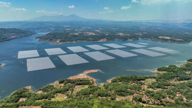 Pembangkit Listrik Tenaga Surya (PLTS) Terapung Cirata berkapasitas 192 megawatt peak (MWp) yang dibangun di atas Waduk Cirata, Purwakarta, Jawa Barat.