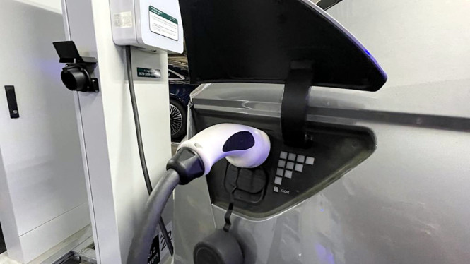 Pengisian baterai mobil listrik di SPKLU