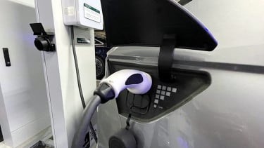 Pengisian baterai mobil listrik di SPKLU