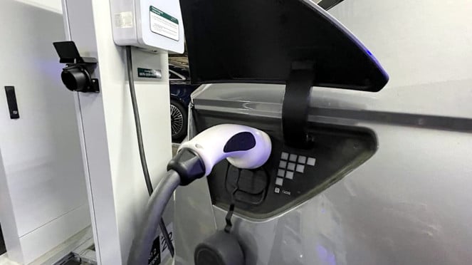 Pengisian baterai mobil listrik di SPKLU