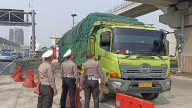Ditlantas Polda Metro Jaya melakukan penyekatan kendaraan truk sumbu 3