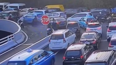 Kemacetan di Tol Bali Mandara hingga ruas jalan menuju Bandara Ngurah Rai Bali yang terjadi pada Jumat, 29 Desember 2023.