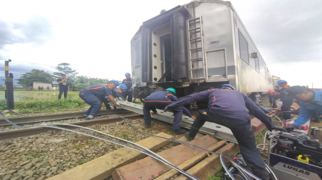 Evakuasi gerbong kereta yang tabrakan di Cicalengka, Jawa Barat
