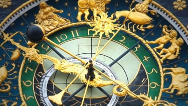Ilustrasi zodiak, 1. Aries (21 Maret – 19 April), 2. Taurus (20 April – 20 Mei), 3. Gemini (21 Mei – 20 Juni), 4. Cancer (21 Juni – 22 Juli), 5. Leo (23 Juli – 22 Agustus), 6. Virgo (23 Agustus – 22 September), 7. Libra (23 September – 22 Oktober), 8. Scorpio (23 Oktober – 21 November), 9. Sagittarius (22 November – 21 Desember), 10. Capricorn (22 Desember – 19 Januari), 11. Aquarius (20 Januari – 18 Februari), 12. Pisces (19 Februari – 20 Maret)