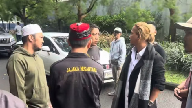 Bahar bin Smith atau Habib Bahar gerebek rumah mewah di Bekasi, Habib Bahar bin Smith, Gubernur DKI Jakarta Pramono Anung dan Gubernur Jawa Barat Dedi Mulyadi., Bahar bin Smith atau Habib Bahar gerebek rumah mewah di Bekasi, Pemimpin tertinggi Iran Ayatollah Ali Khamenei, Pimpinan Ponpes Tajul Alawiyyin, Habib Bahar bin Smith