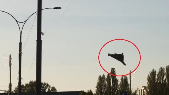 VIVA Militer: Drone tempur HESA Shahed-136 buatan Iran, Senjata “kamikaze” yang menjadi ciri khas Iran, VIVA Militer: Drone bunuh diri HESA Shahed-136 Republik Islam Iran, Digunakan Rusia dalam perang Ukraina, Efektivitas karena murah dan diproduksi massal, Drone Shahed ramai diperbandingkan warganet RI di media sosial