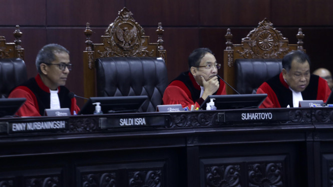 Ketua MK Suhartoyo (tengah), bersama hakim Arief Hidayat dan Saldi Isra dalam sidang.
