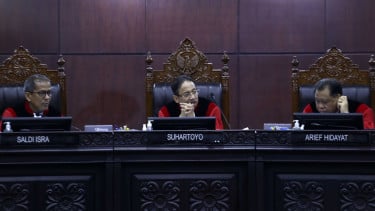 Ketua MK Suhartoyo (tengah) dan Hakim Saldi Isra (kiri) dalam sidang MK.
