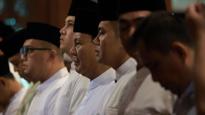 Prabowo Salat Idul Fitri 1445 H Bersama Warga Bojong Koneng di Masjid Nurul Wath