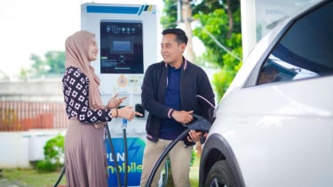 Pelanggan yang sedang melakukan pengisian daya di SPKLU, Mobil Listrik Toyota bZ5, Kelebihan Mobil Listrik, Pemerintah melakukan standardisasi infrastruktur pendukung kendaraan listrik mel, Kekurangan Mobil Listrik, Baterai mobil listrik Aion