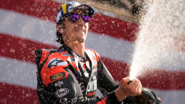 Pembalap Aprilia, Maverick Vinales, Maverick Vinales di MotoGP Qatar, Puncak Karier: Mengalahkan Legenda di 2017, Dari Kejayaan ke Tantangan, Pembalap Aprilia Racing, Maverick Vinales